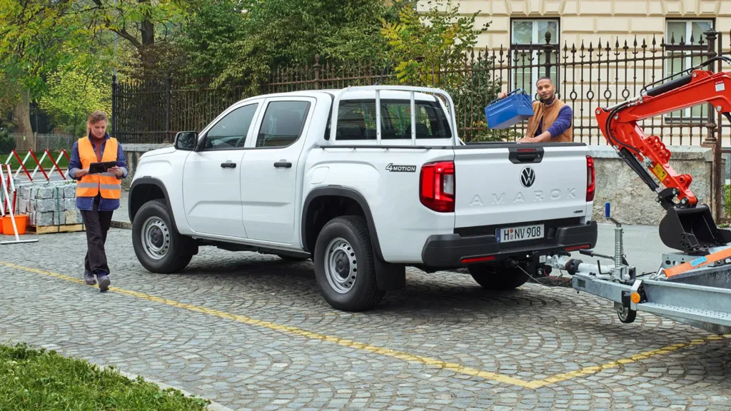vw-amarok-exterior-backview.jpg