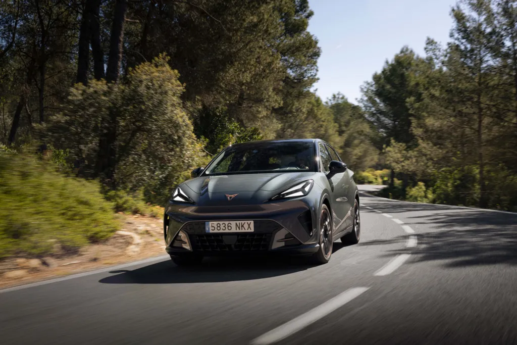 020_New-CUPRA-Raval-takes-to-the-streets-with-rebellious-electric-urban-spirit__HQ.jpg