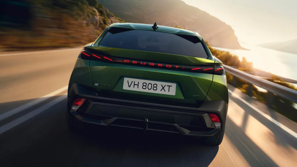 PEUGEOT_E408_gallery_exterior_3_D_1920x1080.jpg