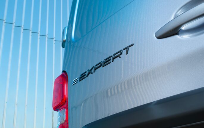 PEUGEOT_EXPERT_R_2023_BEV_ONSITE_DESKTOP_1588x1000_2