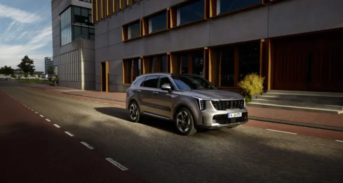 kia-sorento-my25-hev-city-34front-driving
