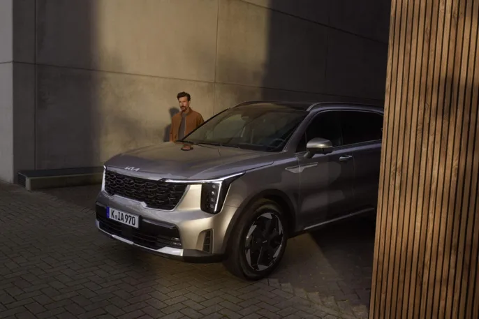 kia-sorento-my25-hev-lifestyle-34front-talent