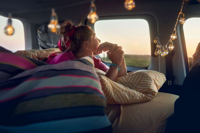 vw-caddy-california-frau-bett