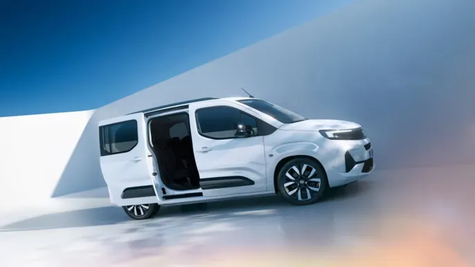 opel-combo-life-my2023-bev-interior-tg03-16x93-ezgif.com-avif-to-jpg-converter (1)