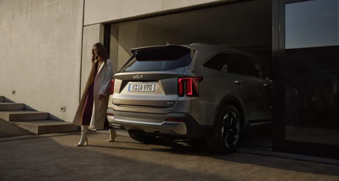 kia-sorento-my25-hev-exterior-rear-talent
