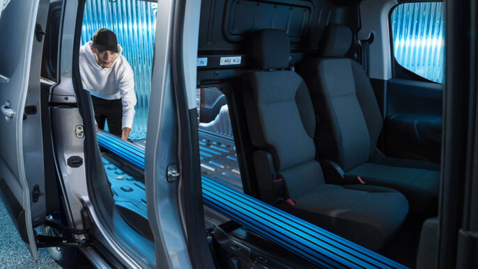PEUGEOT_PARTNER_R_2023_BEV_ONSITE_MULTIMEDIA_TEASER_EMOTION_DESKTOP_2030x1146_3