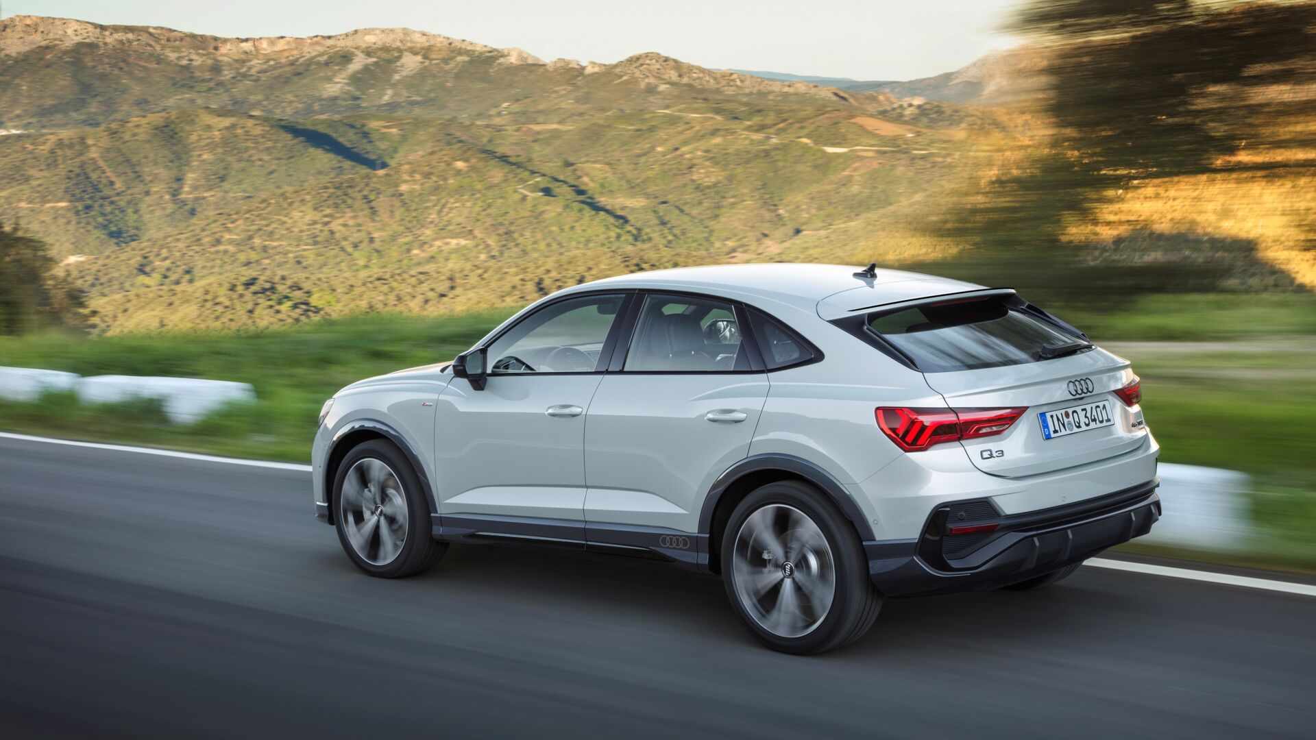 AUDI-Q3-sportback-jízda.jpg