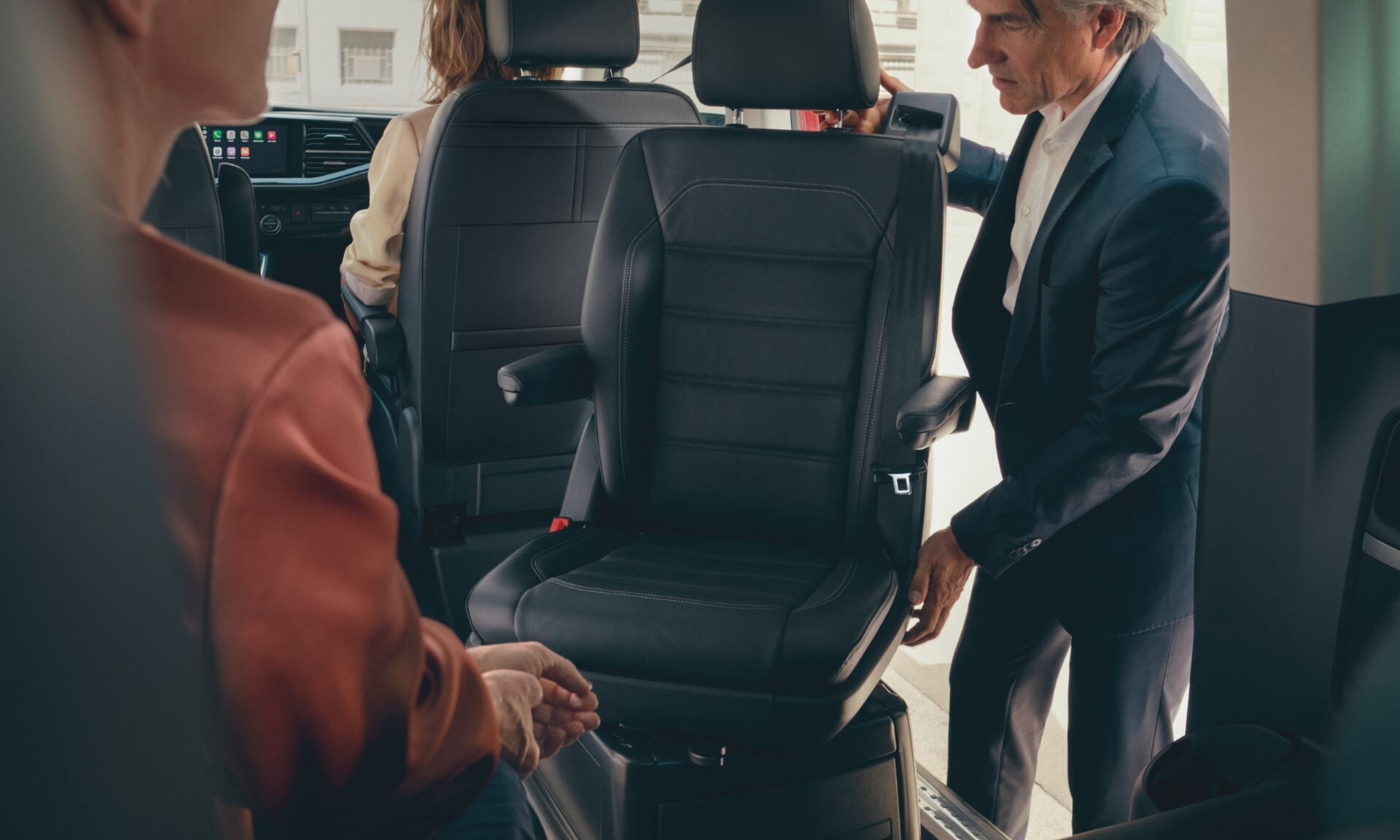 mu2482-vw-multivan-man-moving-seat-hfs.jpg